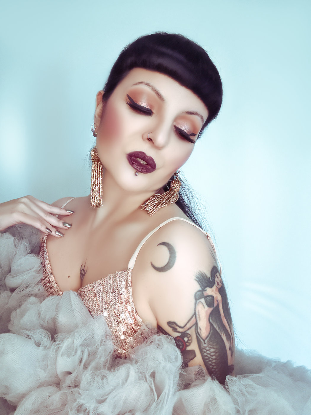 Glam close-up portrait of Anaïs Lune, soft pink tones