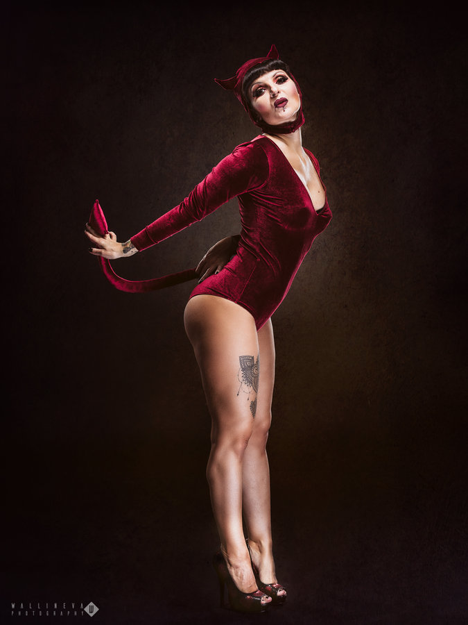 Anaïs Lune in red velvet leotard, full-length pose
