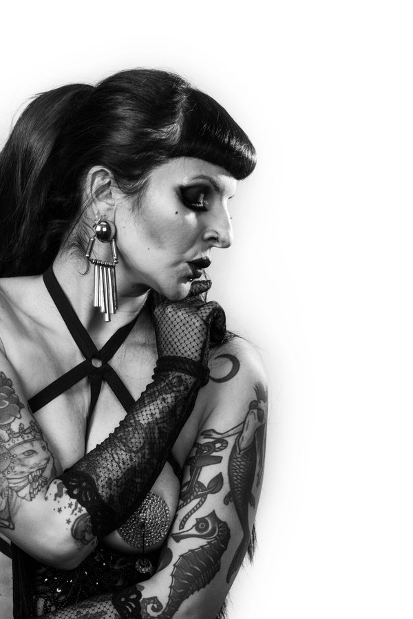 Black-and-white portrait of Anaïs Lune looking over her shoulder